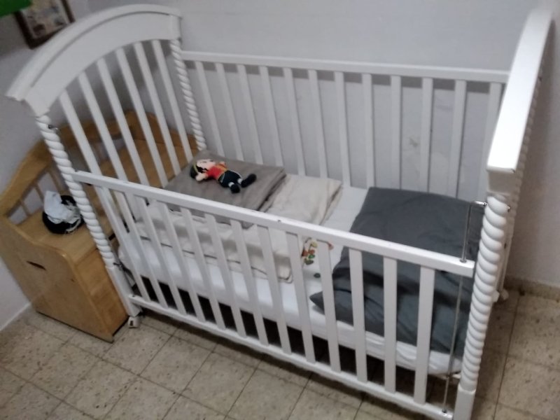 מיטה נפתחת ומיטת תינוק - לרגל מעבר דירה